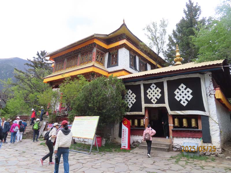 13巴松措湖心岛.JPG
