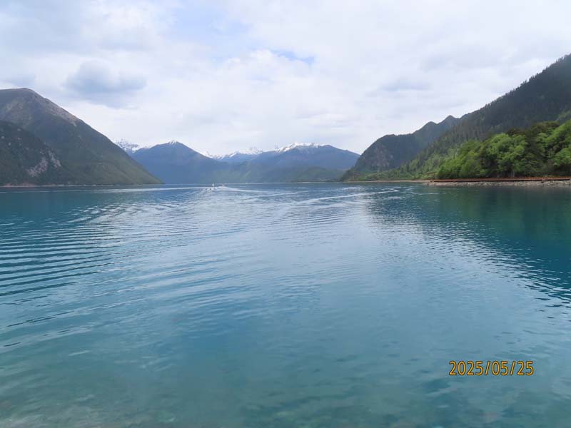 25巴松措湖心岛.JPG