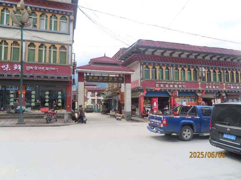 04墨脱县城.JPG